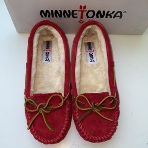 AUTH NIB Minnetonka Cally Slippers Red/ Cherry US 5
